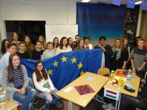 Gemeinsam mit Sabine Verheyen halten Schüler und Lehrer der Gesamtschule Kohlscheid die Europafahne hoch